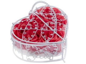 Červené mydlové ruže v bielom košíku