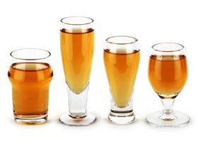 Sklenené štamperlíky v tvare pohárov na pivo
