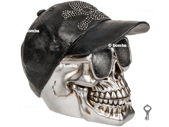 Pokladnička lebka s baseballovou čiapkou